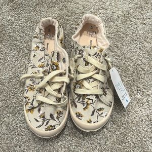 New with tag floral sneakers - size 6 beige